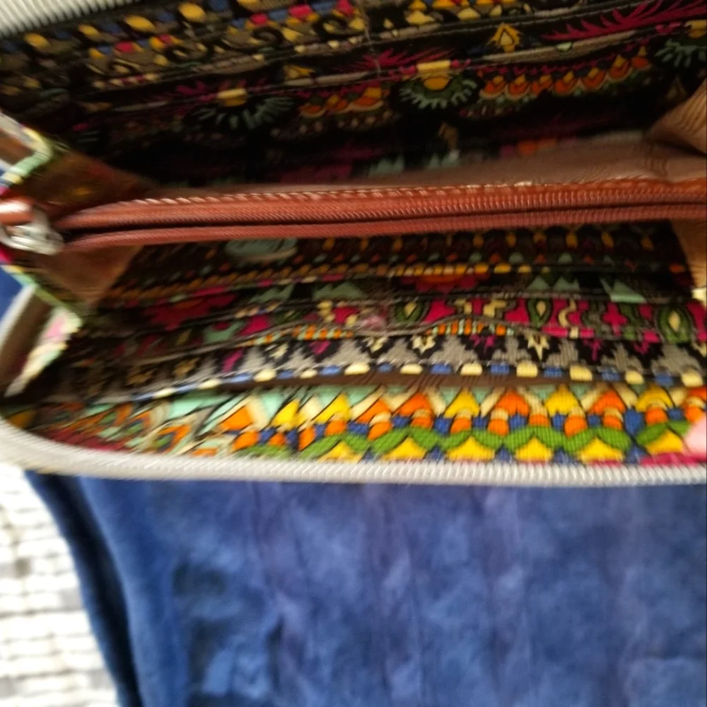 Sakroots cross body bag with wallet. Adjustable strap. Great condition. - Picture 11 of 12